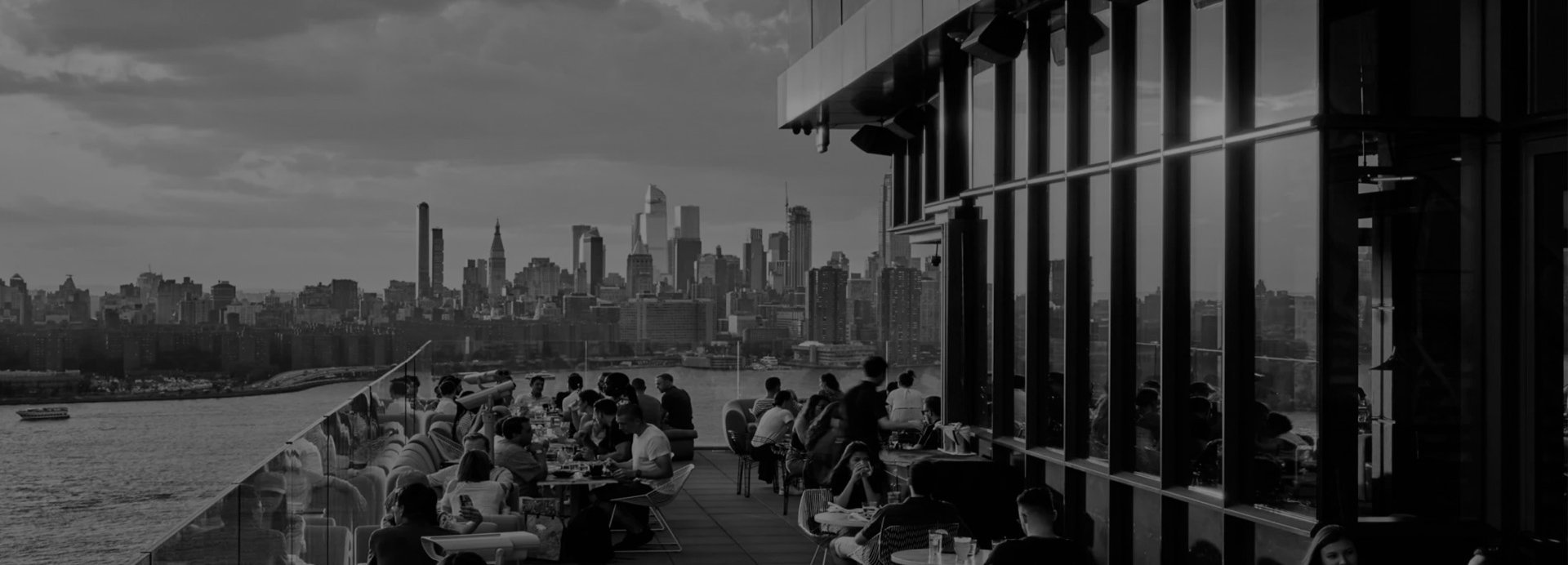 Terrasse et piscine du William Vale à Brooklyn, avec vue sur New York